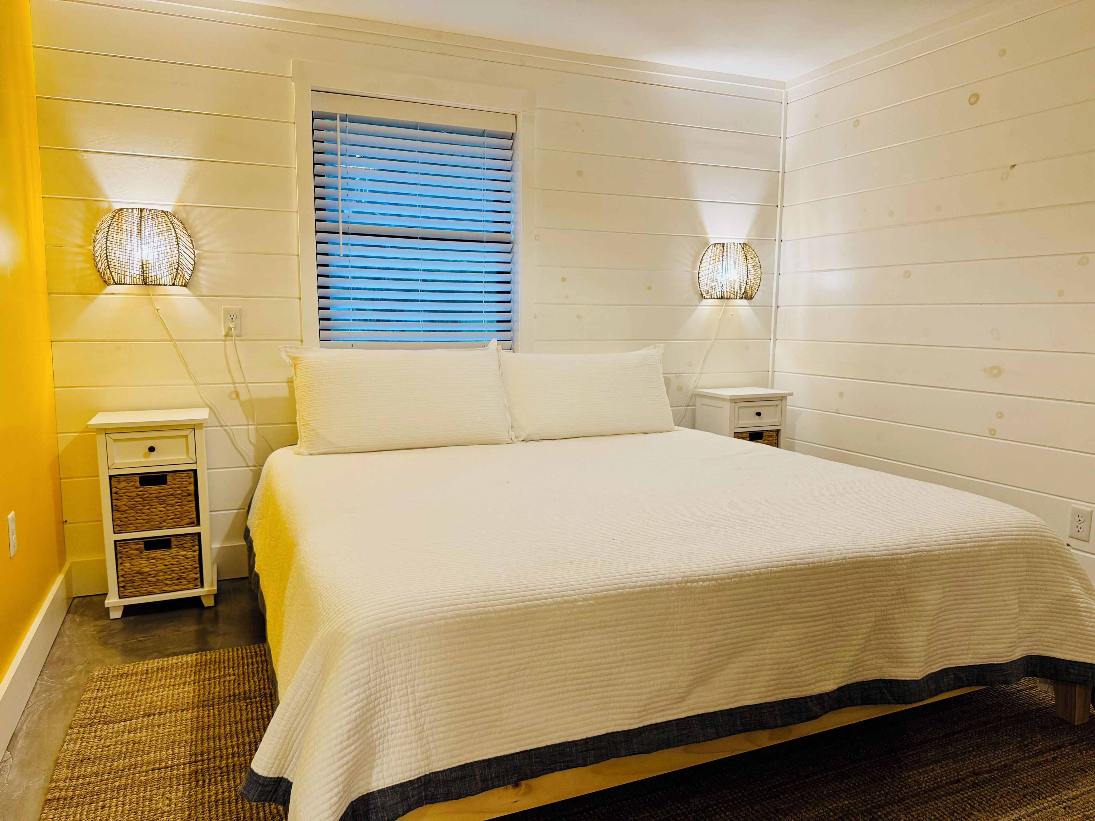 1 slaapkamer, een bureau, een strijkplank/strijkijzer, reisbedje