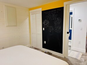 1 bedroom, desk, iron/ironing board, travel cot - Cozy Casita with sunroom on peaceful acreage - 10 min to downtown Knoxville (Knoxville)