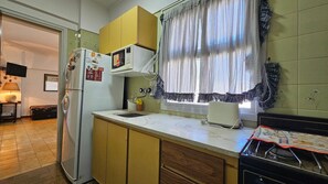 Fridge, cookware/dishes/utensils