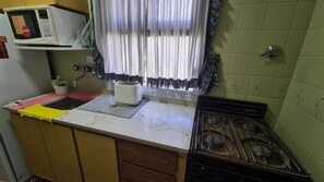 Fridge, cookware/dishes/utensils