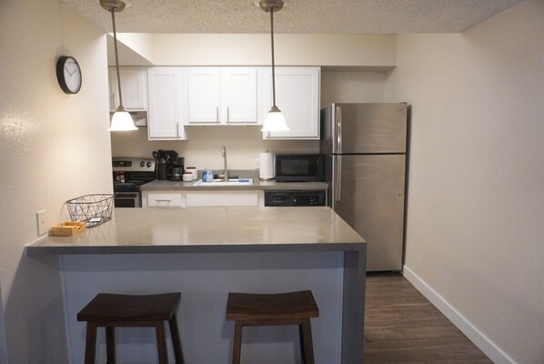 Réfrigérateur, micro-ondes, four, plaque de cuisson