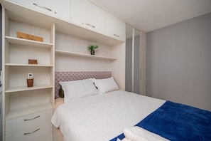 Deluxe Apartment, 3 Bedrooms, Air conditioning | 3 bedrooms, blackout curtains, iron/ironing board, free WiFi - Cf06 apto 3 quartos 150m Praia do Forte (Cabo Frio)
