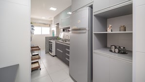 Departamento Deluxe, 3 habitaciones, aire acondicionado | Cocina privada | Refrigerador, microondas, horno y parrilla de estufa
