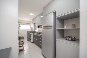 Deluxe Apartment, 3 Bedrooms, Air conditioning | Private kitchen | Fridge, microwave, oven, stovetop