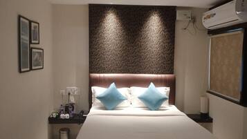 2 makuuhuonetta, tallelokero huoneessa, työpöytä, pimennysverhot