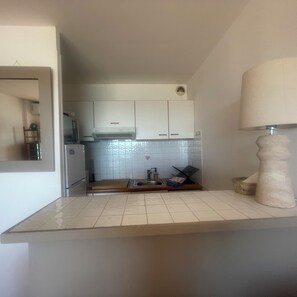 Fridge, microwave, oven, stovetop - New waterfront apartment for rent (Saint-Cyr-sur-Mer)