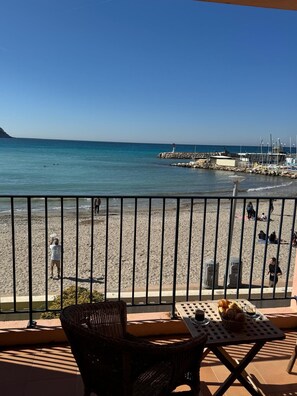Property grounds - New waterfront apartment for rent (Saint-Cyr-sur-Mer)