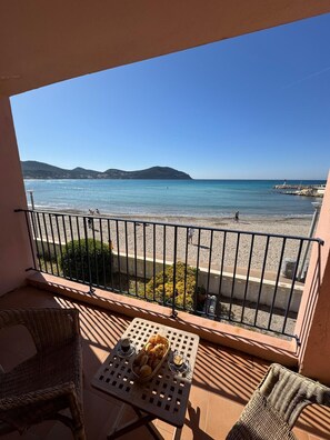 Outdoor dining - New waterfront apartment for rent (Saint-Cyr-sur-Mer)
