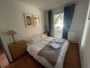 2 bedrooms, iron/ironing board, travel crib, free WiFi - New waterfront apartment for rent (Saint-Cyr-sur-Mer)