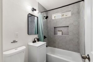 Douche, séchoir à cheveux, serviettes fournies, savon