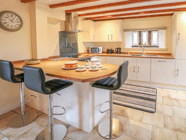 Cookware/dishes/utensils - Lane Head Cottage (Matlock)