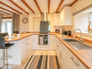 Cookware/dishes/utensils - Lane Head Cottage (Matlock)