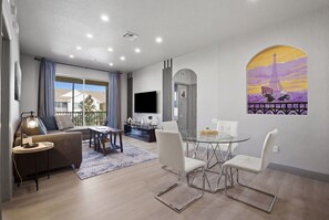 Smart TV, books - *Pixie Dust Penthouse*  Totally Remodeled, Luxury 4th floor Condo (KISSIMMEE)