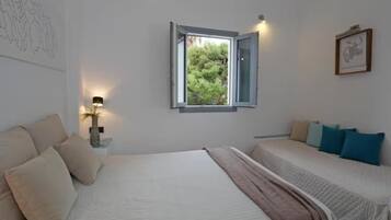 高级三人房 | 客房内保险箱、免费 WiFi、床单