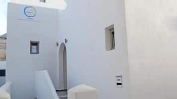 Vista frontal de la propiedad