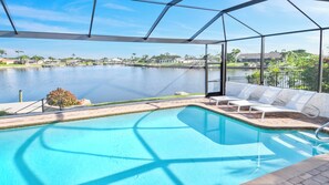 A heated pool - Amazing - 4 Bed Billiard Table luxury canal pool (Cape Coral)