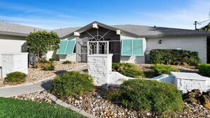Exterior - Amazing - 4 Bed Billiard Table luxury canal pool (Cape Coral)