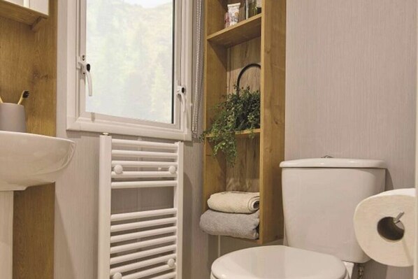 Douche, serviettes fournies, savon, papier de toilette