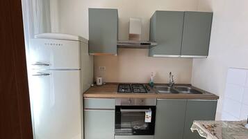 Comfort Triple Room, Balcony, Garden View | Private kitchen | Full-size fridge, oven, stovetop, cookware/dishes/utensils