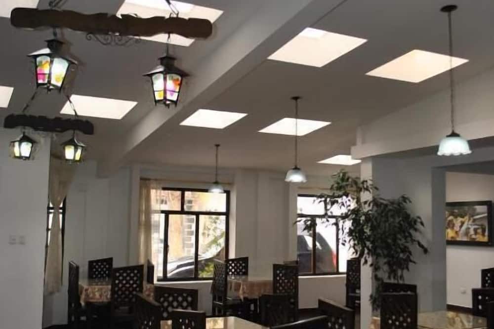 Hotel Makroz Colonial