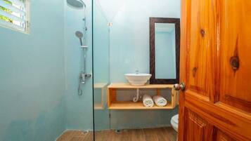 Ducha, toallas, jabón, papel higiénico