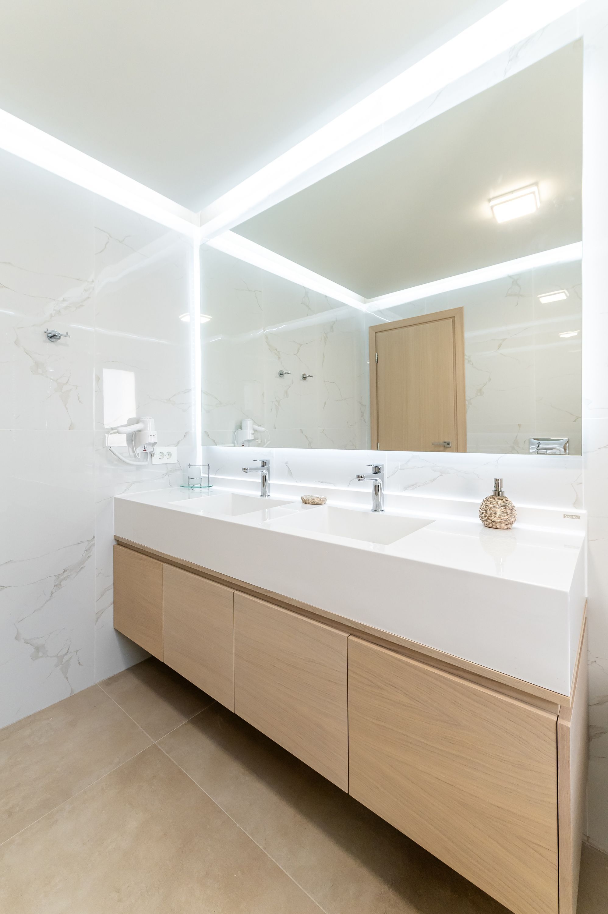 Douche, sèche-cheveux, serviettes fournies