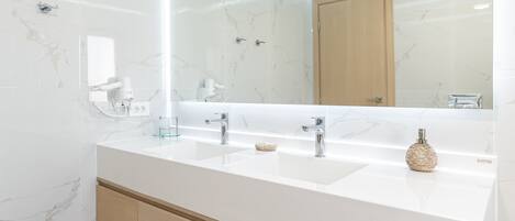 Douche, sèche-cheveux, serviettes fournies