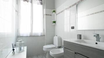 Doccia, asciugacapelli, bidet, asciugamani