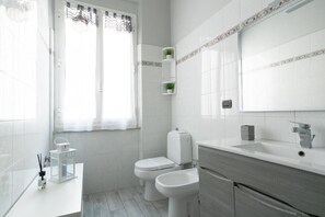 Regadera, secadora de cabello, bidet, toallas 