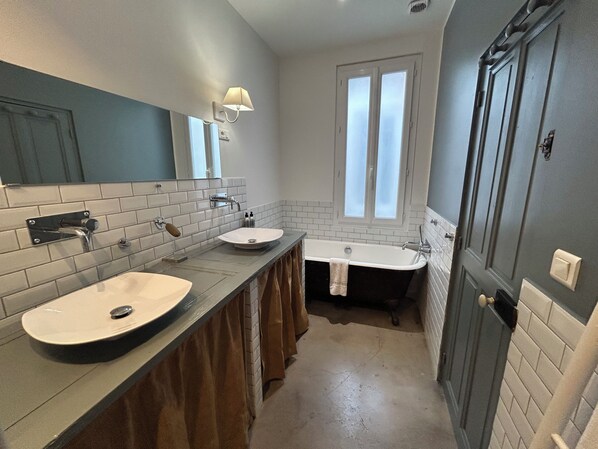 A bathroom with two sinks, a bathtub, a window, and a towel rack. - Large, charming house with a tree-lined garden and free parking in Avignon (Avignon)