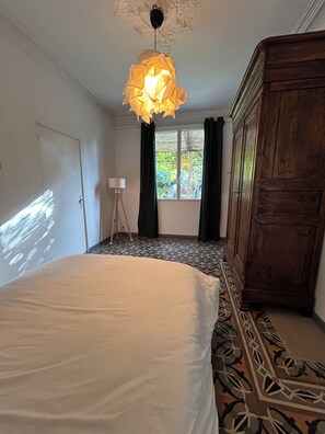 5 makuuhuonetta, silitysrauta/-lauta, vauvan matkasänky, Wi-Fi