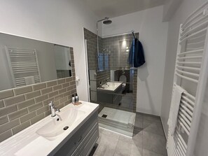 Douche, sèche-cheveux, serviettes fournies, savon