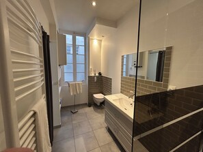 Suihku, hiustenkuivaaja, pyyhkeet, saippua