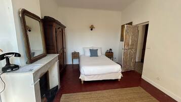 5 bedrooms, iron/ironing board, travel crib, WiFi
