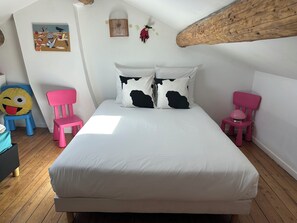5 chambres, fer et planche à repasser, lit de bébé portatif, Wi-Fi