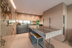 Réfrigérateur, four, plaque de cuisson, lave-vaisselle