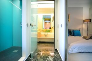 1 bedroom, desk, iron/ironing board, travel cot - Vouliagmeni Kavouri Beachfront Apartment (Vouliagmeni)