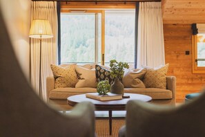 TV, fireplace, books, stereo - Rum Doodle - Charming apartment in Serre Chevalier (Saint Chaffrey)