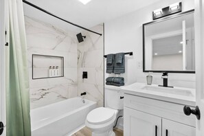 Douche, sèche-cheveux, serviettes fournies, savon