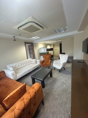 Standard Apartment for 6 people | Living area | 70-cm plasma TV with satellite channels - Edremit Körfez Turizm (Edremit)