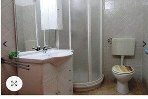 Douche, sèche-cheveux, bidet, serviettes fournies