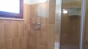 Doccia, asciugacapelli, bidet, asciugamani