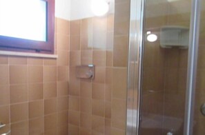 Dusche, Haartrockner, Bidet, Handtücher