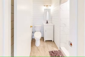 Douche, sèche-cheveux, serviettes fournies, savon