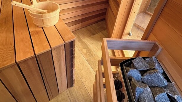 A wooden sauna with benches and a stone heating element. - Le Janus - at the foot of the slopes, terrace with sauna, garage (Montgenèvre)