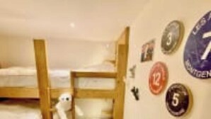 A room with bunk beds and a wall with numbered stickers. - Le Janus - at the foot of the slopes, terrace with sauna, garage (Montgenèvre)