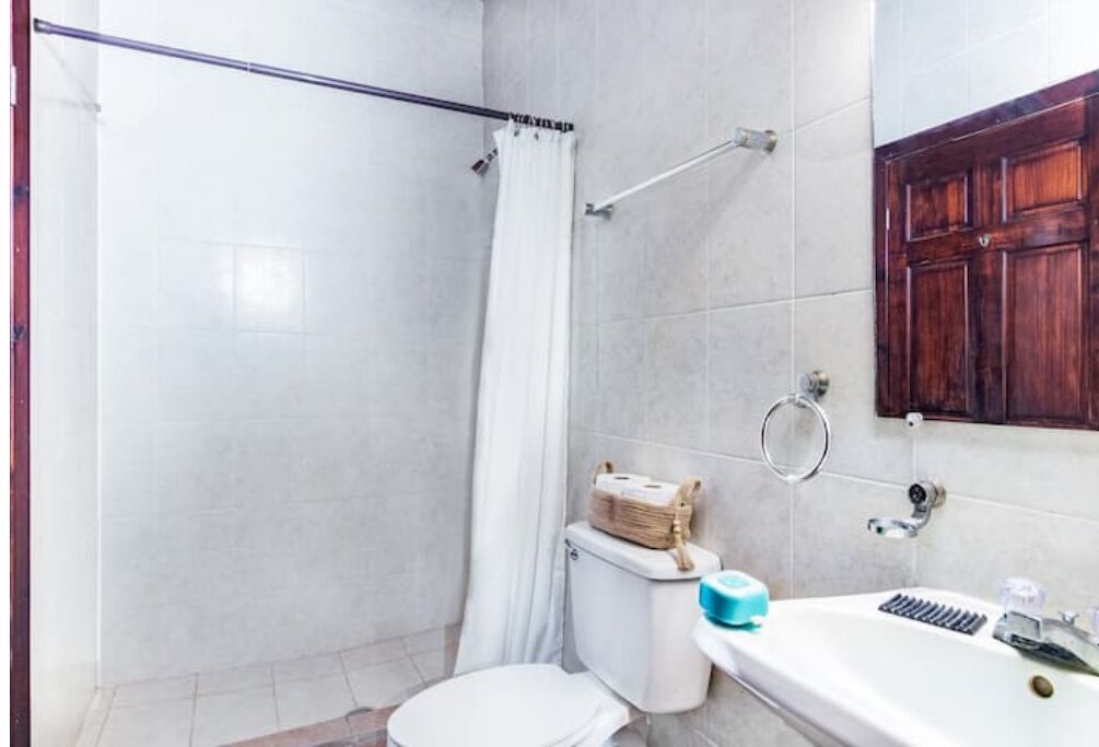 Regadera, toallas, jabón, papel de baño 