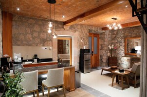 Luxury Suite, 1 Bedroom, Non Smoking, Kitchen | Private kitchen | Coffee/tea maker, electric kettle, griddle