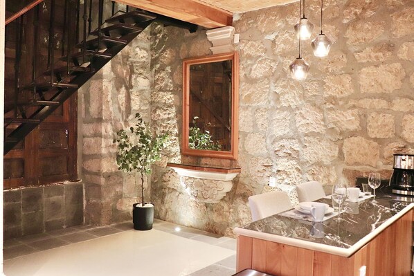 Loft Deluxe, 1 chambre, non-fumeurs, cuisine | Coin séjour | Télévision LED de 32 pouces avec chaînes numériques, Netflix