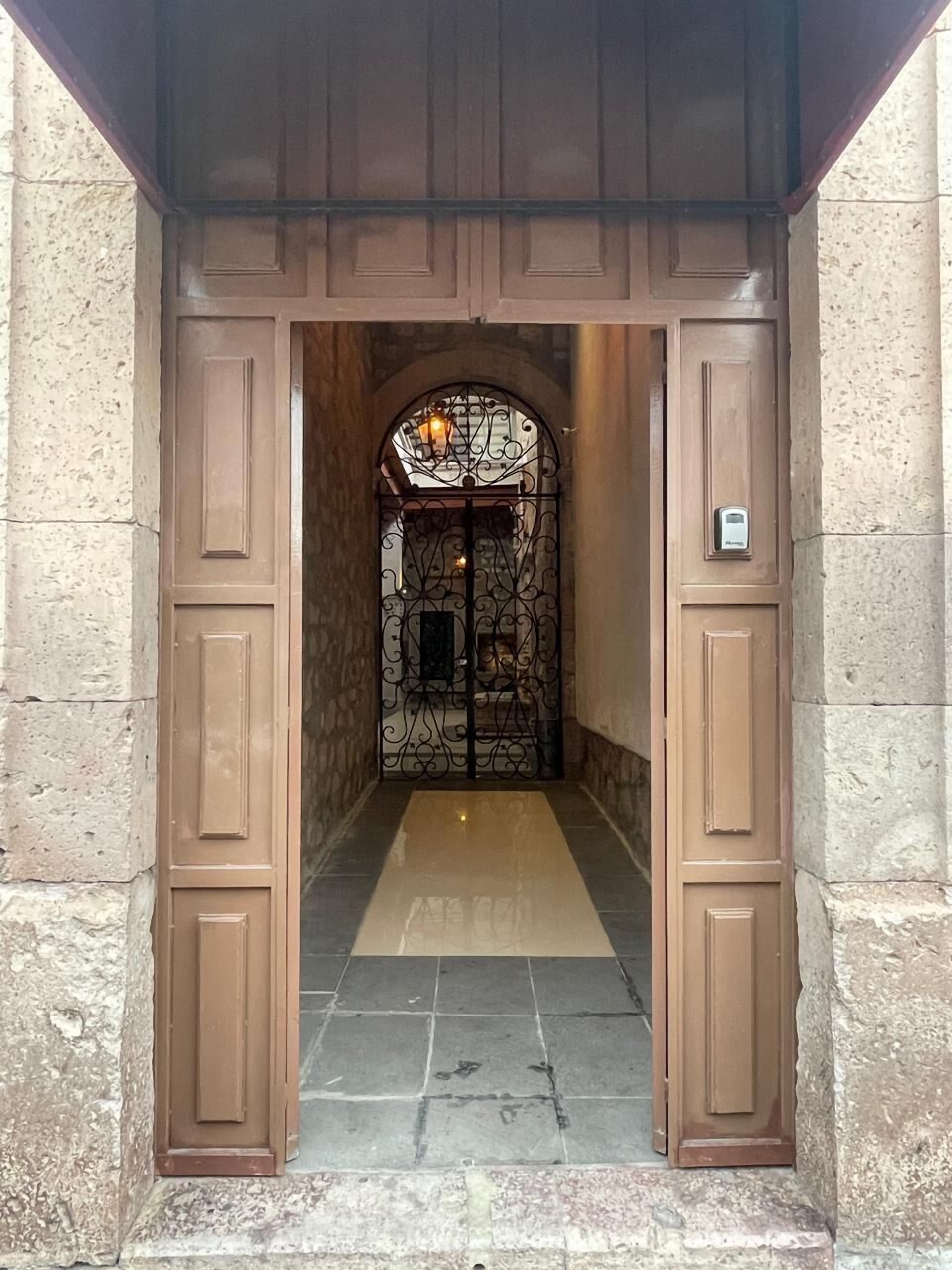 Vista frontal de la propiedad